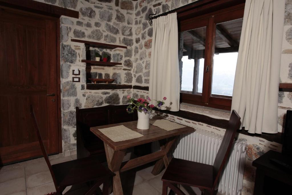 Εύχαρις Φιλόξενον Διαμέρισμα Φενεός Δωμάτιο φωτογραφία